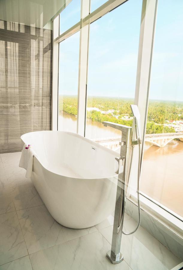 本特钻石之星酒店 Ben Tre 外观 照片 A freestanding bathtub