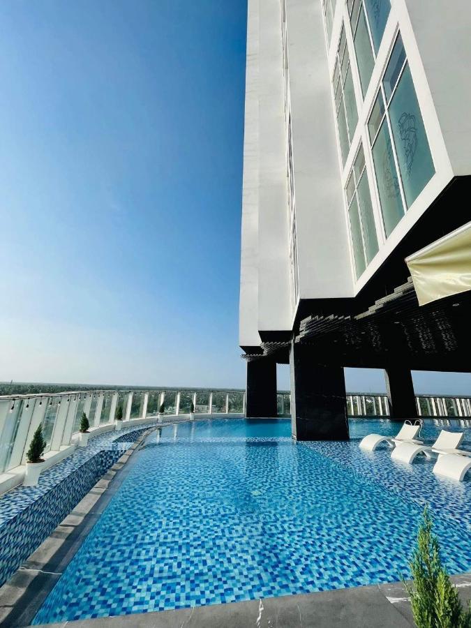 本特钻石之星酒店 Ben Tre 外观 照片 The pool at the 360° Sky Bar