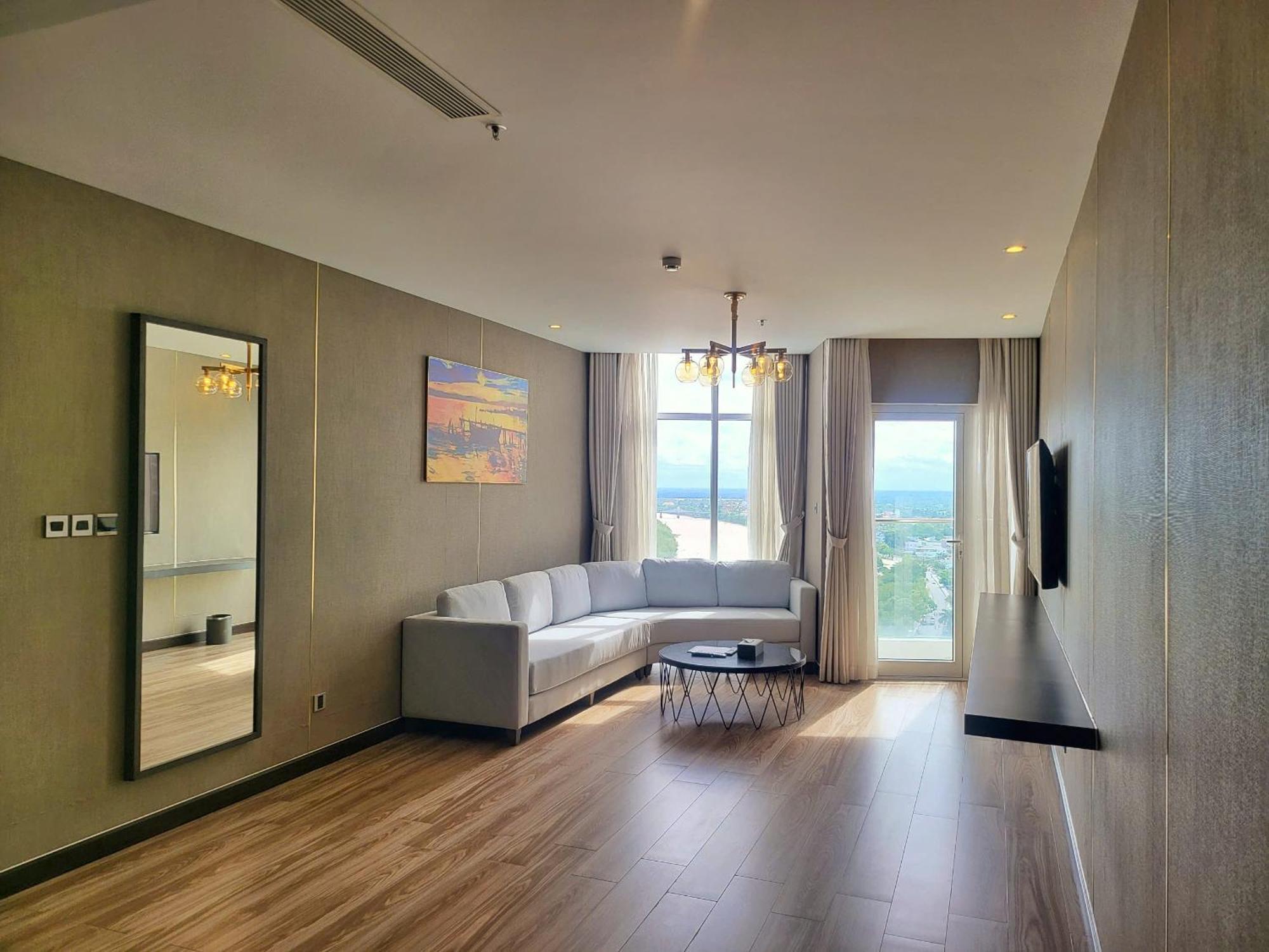 本特钻石之星酒店 Ben Tre 外观 照片 Living room of a suite at the hotel