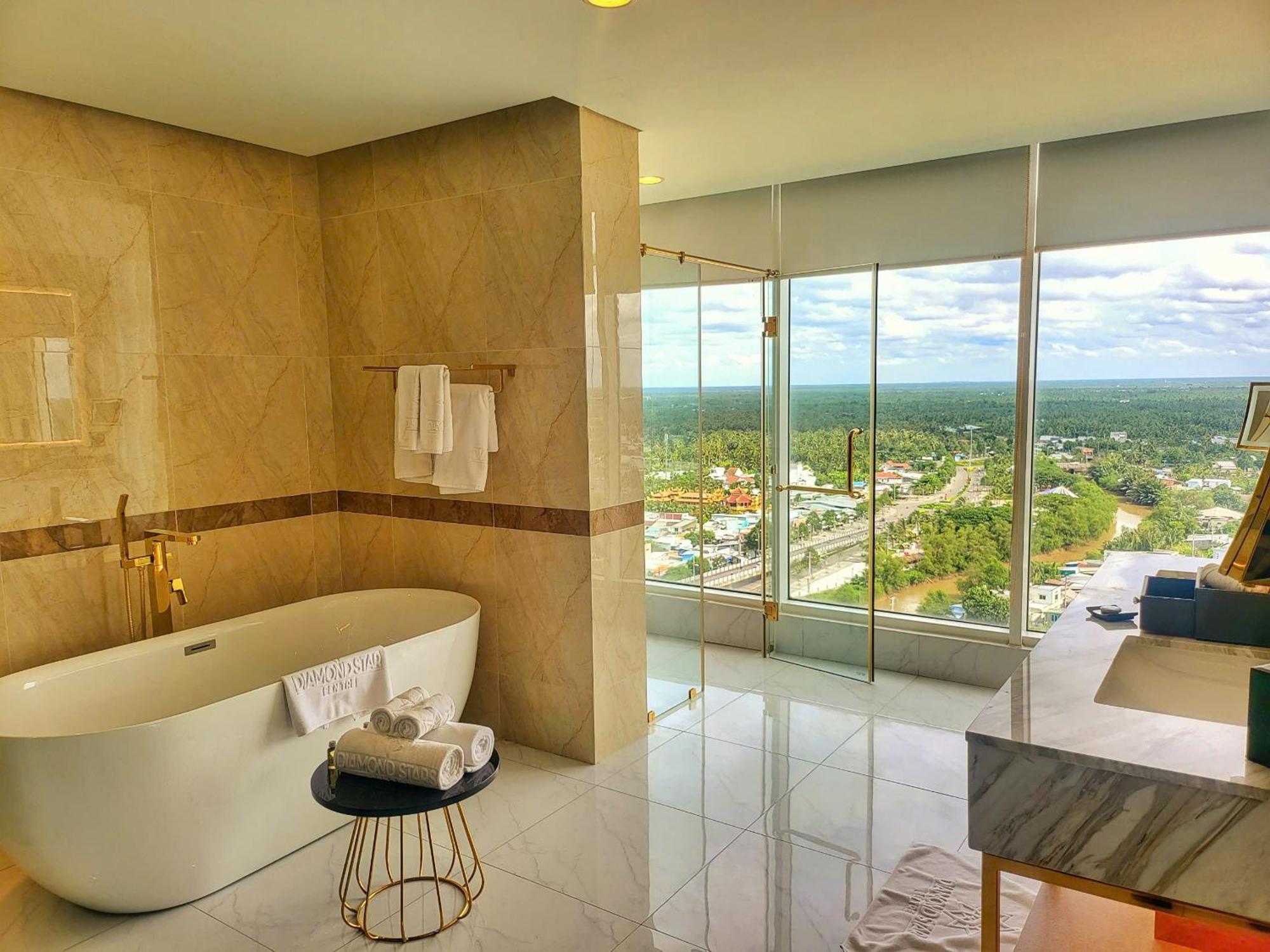 本特钻石之星酒店 Ben Tre 外观 照片 Bathroom of a suite at the hotel