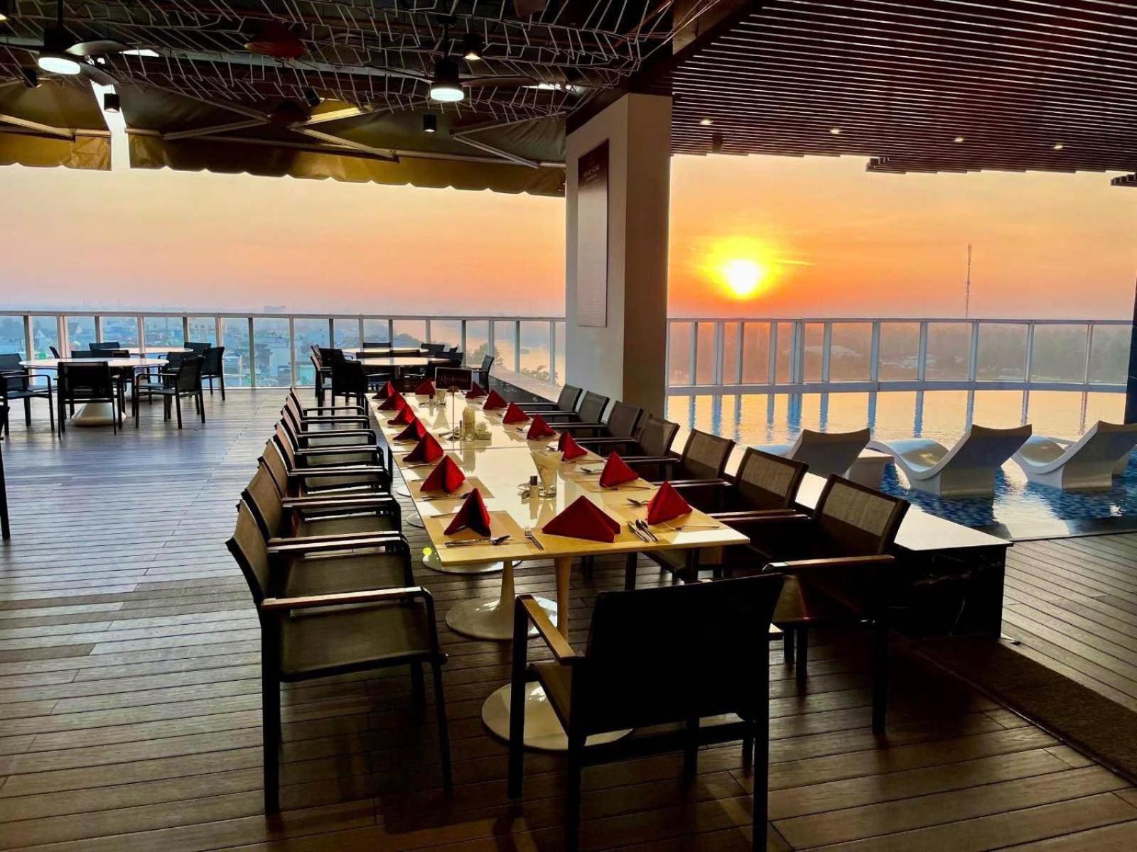 本特钻石之星酒店 Ben Tre 外观 照片 Sunset at the Sky Bar